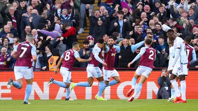 Aston Villa amea&ccedil;a construir goleada, leva susto, mas vence Nottingham Forest sem maiores problemas