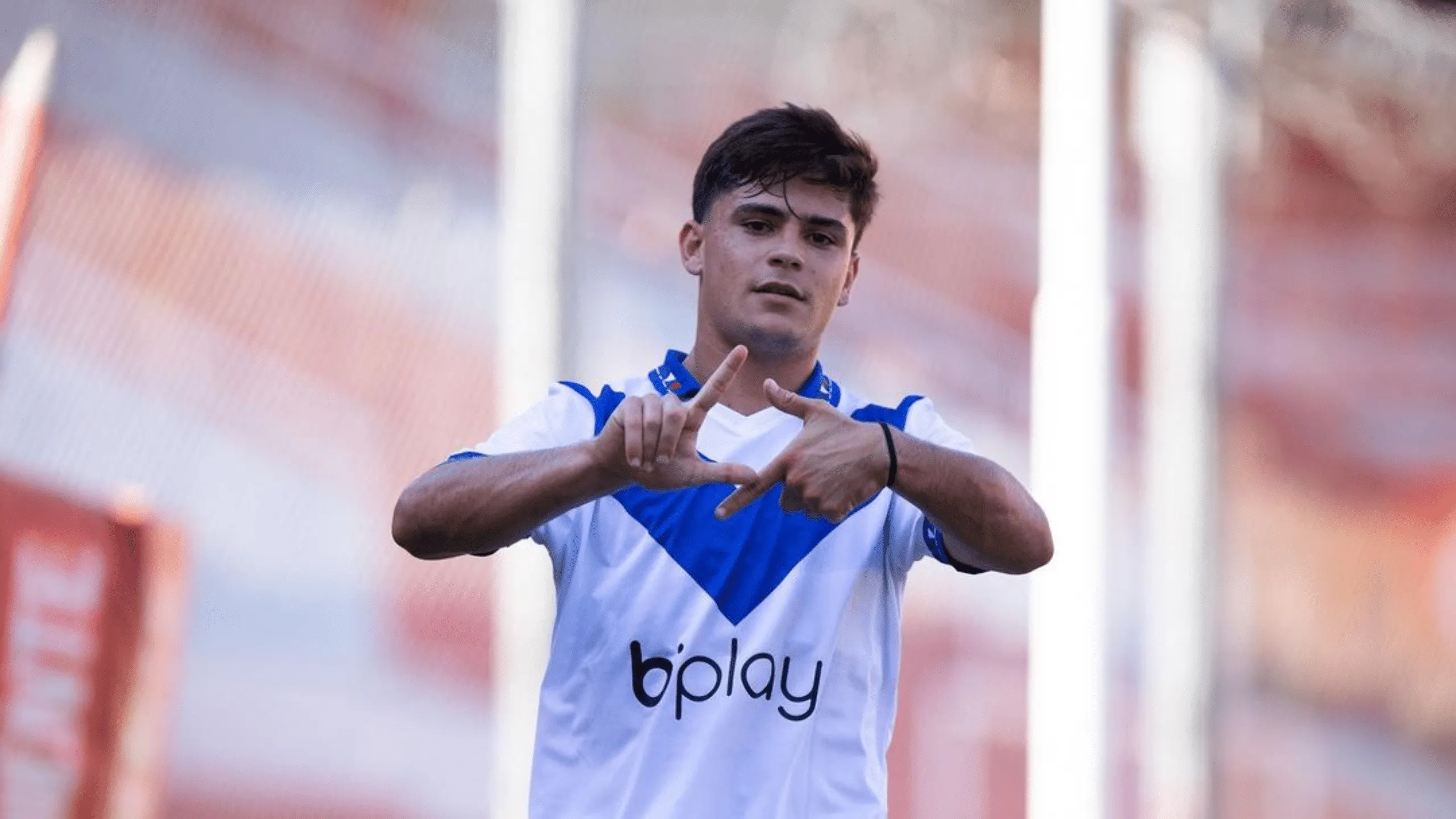 Resqu&iacute;cios do 7&times;1 e cora&ccedil;&atilde;o dividido: quem &eacute; o &uacute;nico brasileiro no Campeonato Argentino?