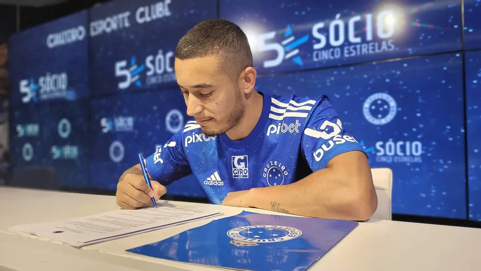 Titular da lateral-direita do Cruzeiro, William tem contrato at&eacute; o fim de 2023, mas gatilhos para renova&ccedil;&atilde;o podem estender v&iacute;nculo