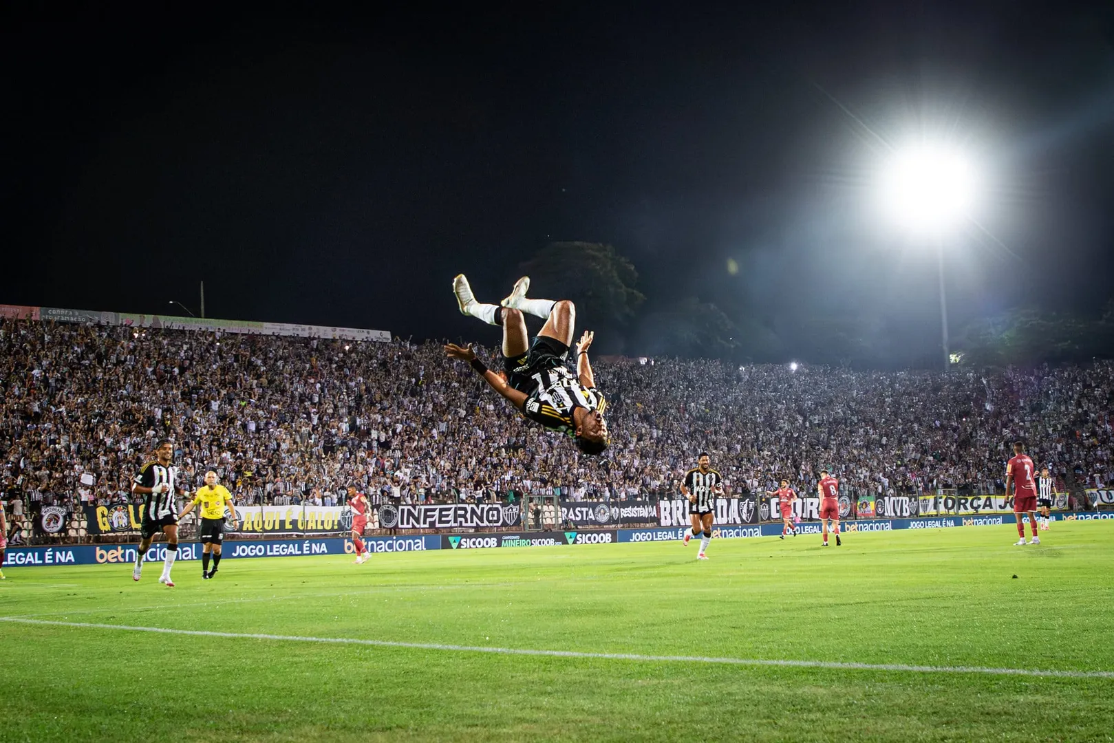 Rony vibra com o gol marcado sobre a Tombense