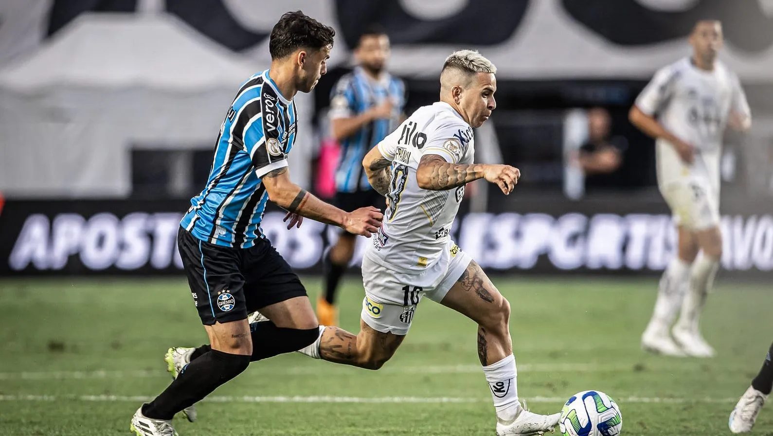 Torcida e Soteldo brilham e levam o Santos &agrave; vit&oacute;ria de virada sobre o Gr&ecirc;mio