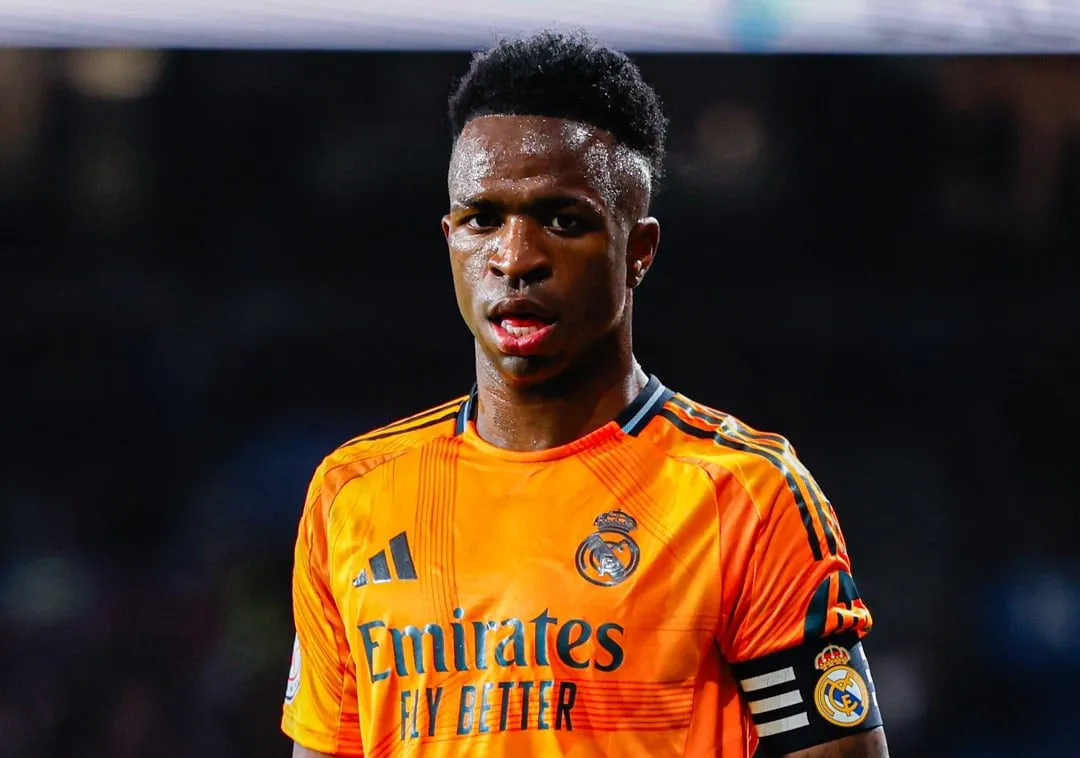 Vini Jr. &eacute; alvo de ofensas racistas em estreia como capit&atilde;o do Real Madrid