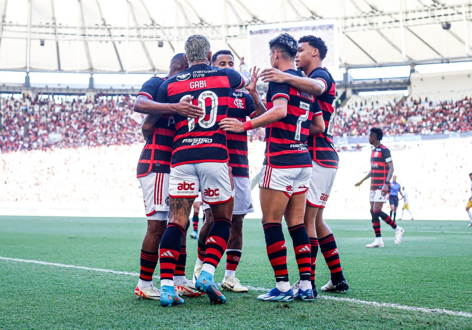 Folia do Flamengo come&ccedil;a com flashes daquilo que o time de Tite pode se tornar
