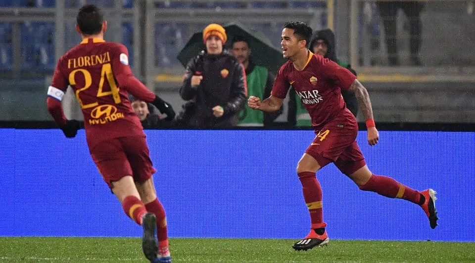 Em noite de protestos e franga&ccedil;o de Olsen, Kluivert salvou a Roma do pior e comandou a virada
