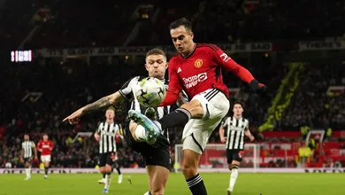 &lsquo;Punidos&rsquo; no meio da semana, Newcastle e Manchester United miram G4 em confronto que definir&aacute; rumo dos times na Premier League