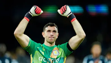 Manchester United &lsquo;esquece&rsquo; aposta belga e escolhe Dibu Mart&iacute;nez para resolver urg&ecirc;ncia