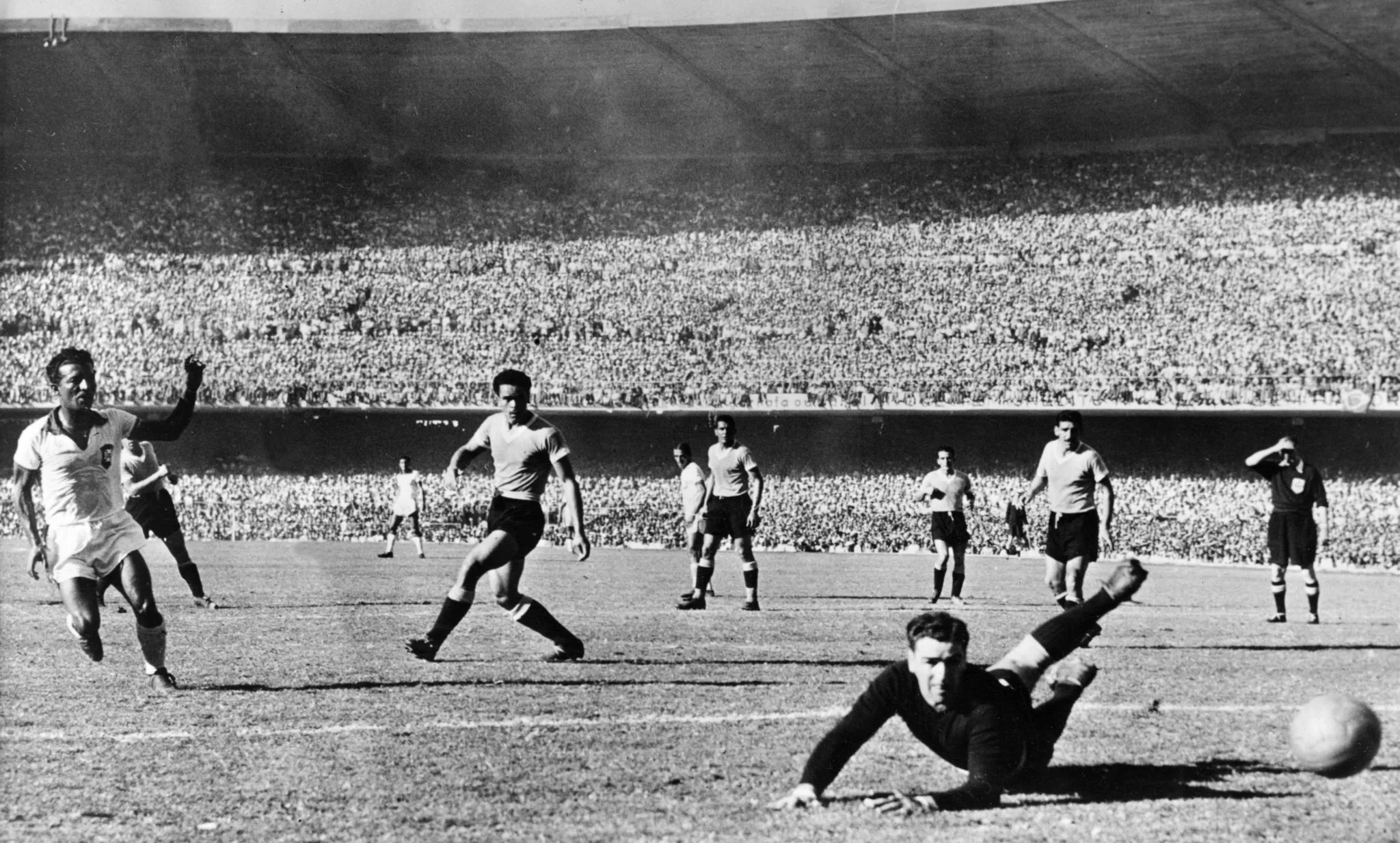 Brasil perdeu t&iacute;tulo para o Uruguai em 1950, no eterno 'Maracanazo' (Foto: IMAGO / TT)