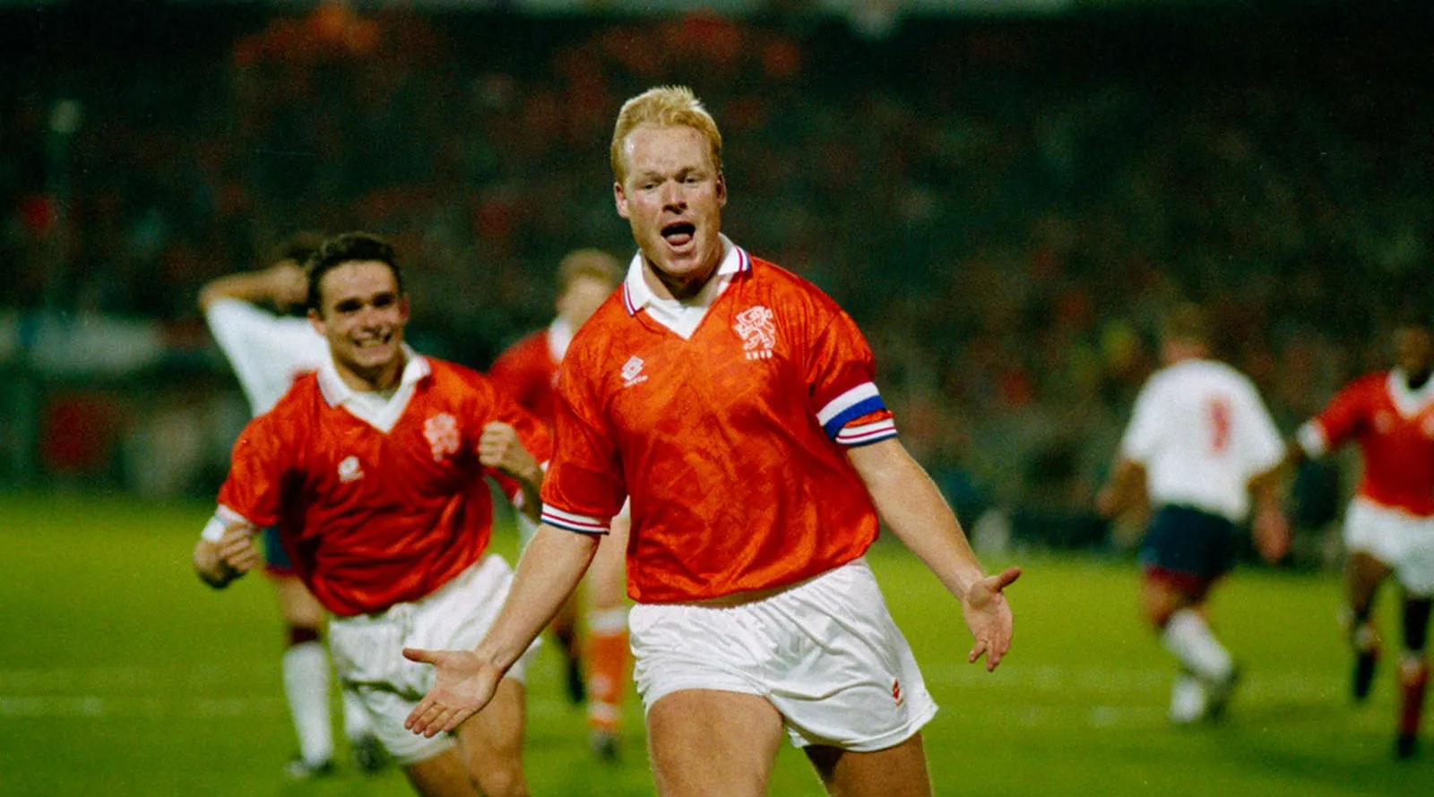 O jogo em que Ronald Koeman, vil&atilde;o ou her&oacute;i, definiu os destinos de Holanda e Inglaterra rumo &agrave; Copa de 94