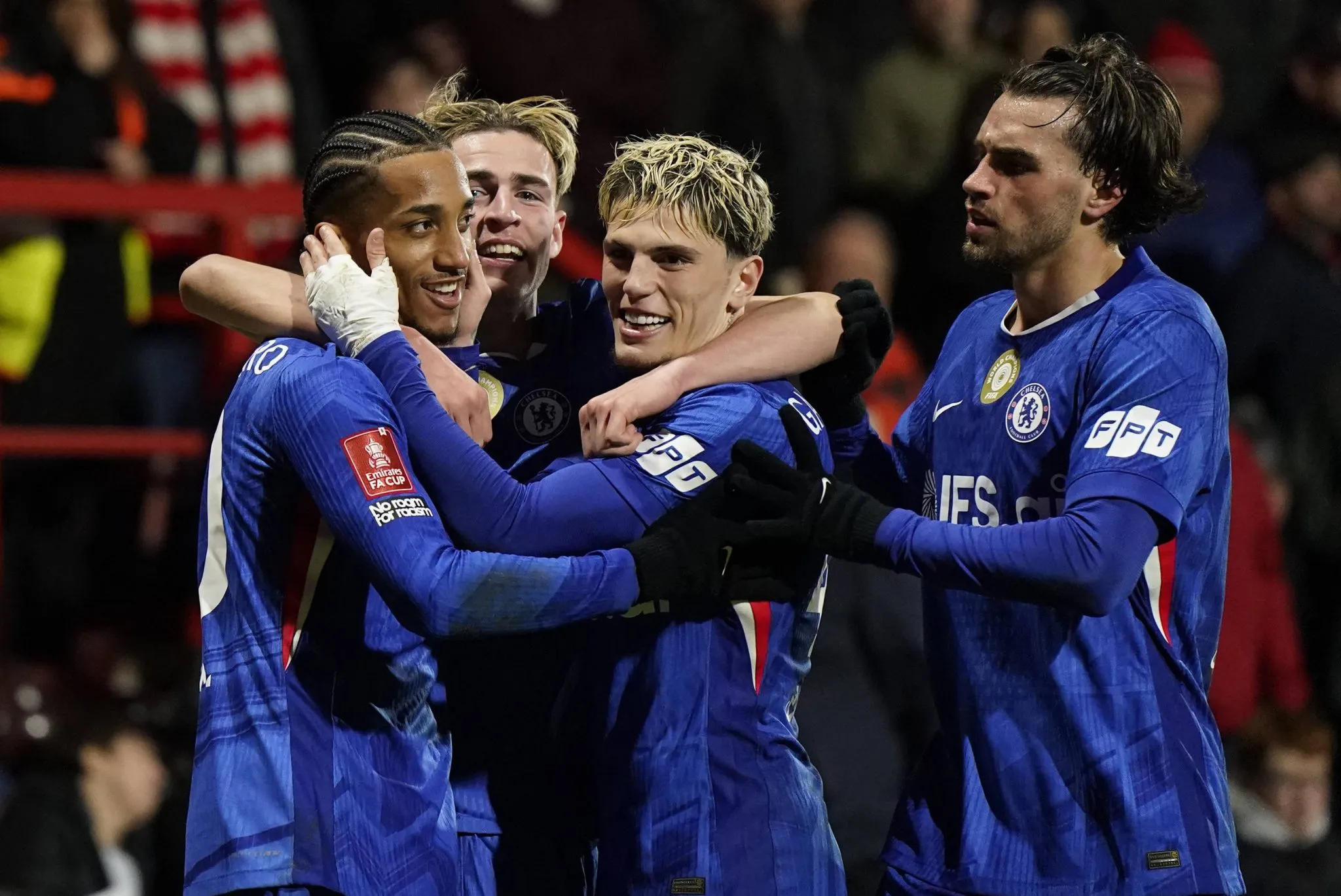 Em jogo moroso, Jo&atilde;o Pedro sai do banco para ressuscitar Chelsea, que sofre contra o Wrexham