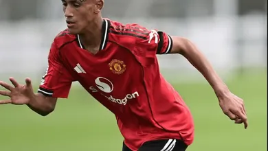 Quem &eacute; a joia de 14 anos do Manchester United que vai treinar com elenco principal