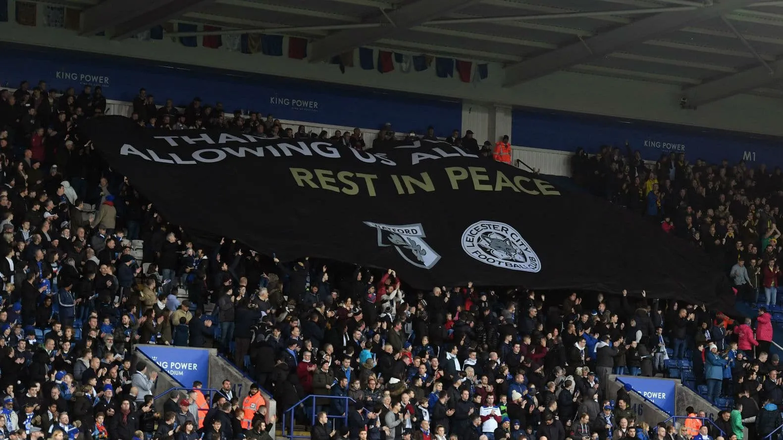 Torcida do Watford homenageia Vichai: &ldquo;Obrigado por permitir que todos n&oacute;s sonh&aacute;ssemos&rdquo;