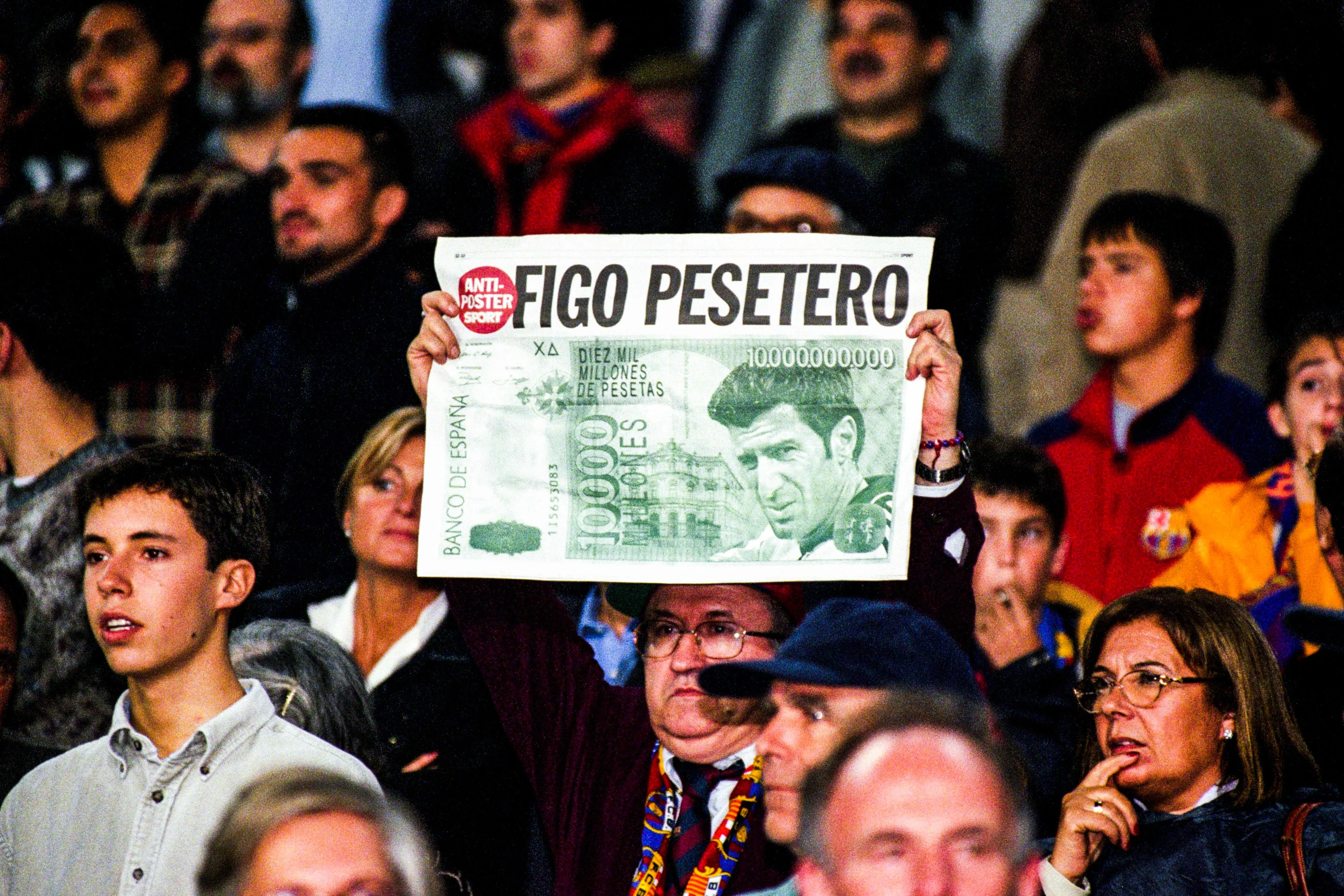 Figo é alvo de ira de torcedores do Barcelona em clássico com o Real Madrid em 2000