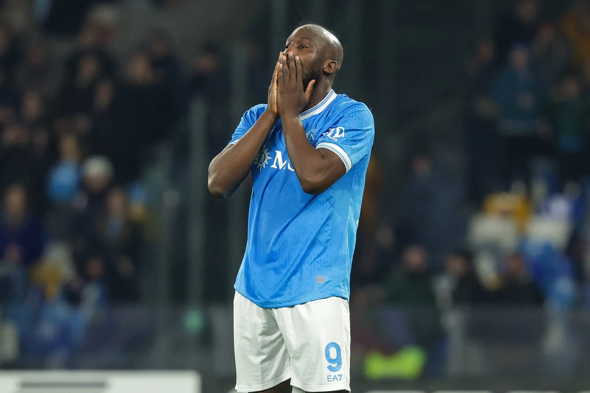 Lukaku se lamenta durante jogo do Napoli 