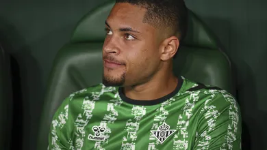 Na volta de Vitor Roque ap&oacute;s les&atilde;o, argentino rouba a cena no Betis