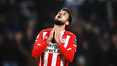De novo, PSV muda para tentar avan&ccedil;ar