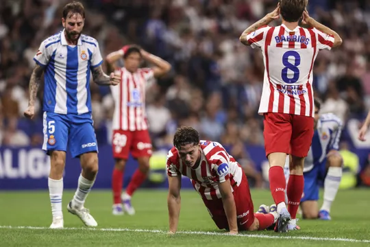 Por que derrota do Atl&eacute;tico de Madrid em estreia exp&ocirc;s &lsquo;velha guarda&rsquo; de Simeone?
