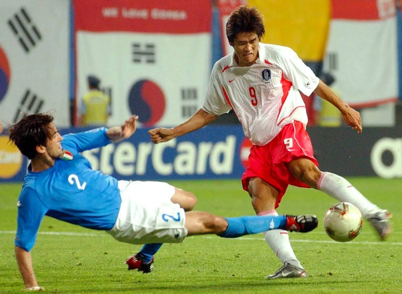 Christian Panucci tenta desarmar Seol Ki-Hyeon em jogo entre It&aacute;lia e Coreia do Sul na Copa do Mundo