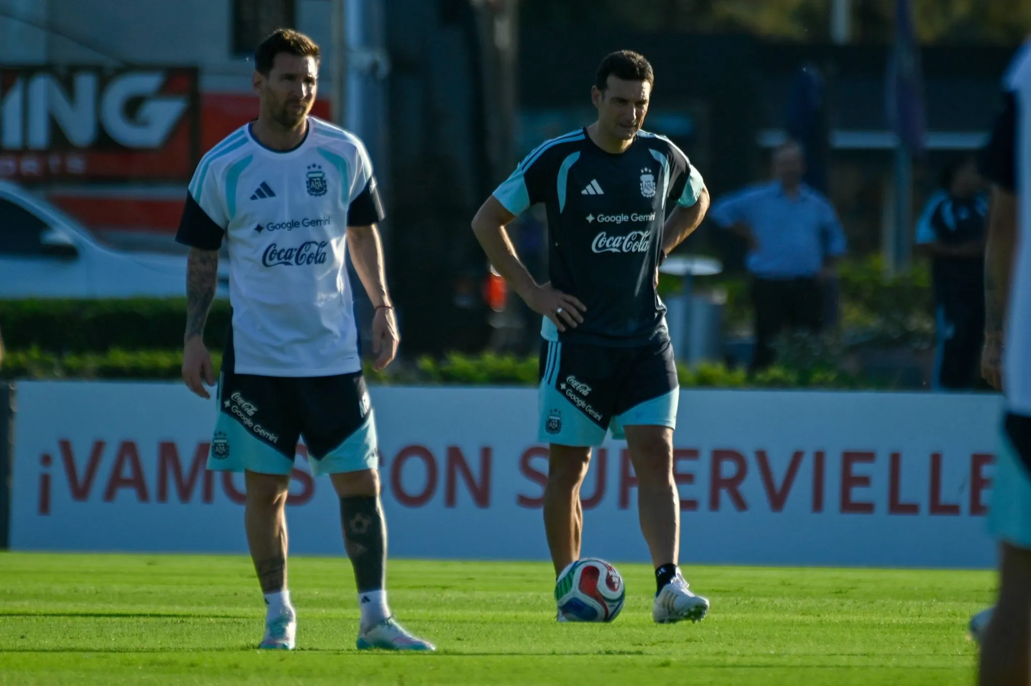 Messi e Scaloni em treino