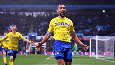 Loucura na segundona: Leeds de Loco Bielsa arranca virada card&iacute;aca contra Aston Villa fora de casa