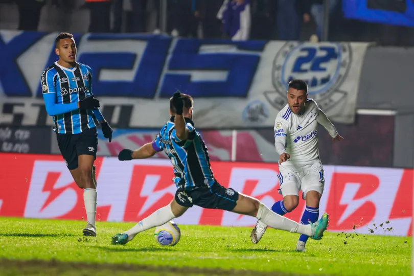 Ramiro, volante do Cruzeiro, durante partida contra o Gr&ecirc;mio