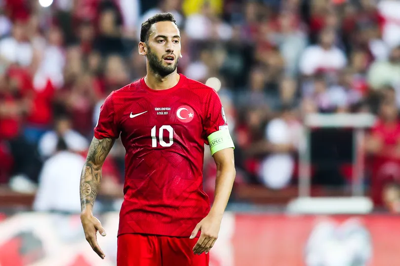 Foto: (IconSport) - Hakan &Ccedil;alhanoglu, da Turquia