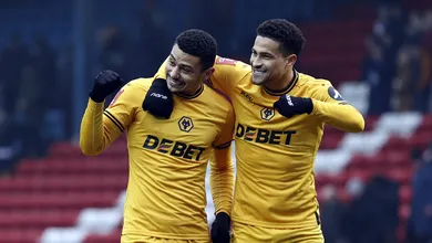 T&eacute;cnico responde sobre rumores de venda de brasileiro dos Wolves