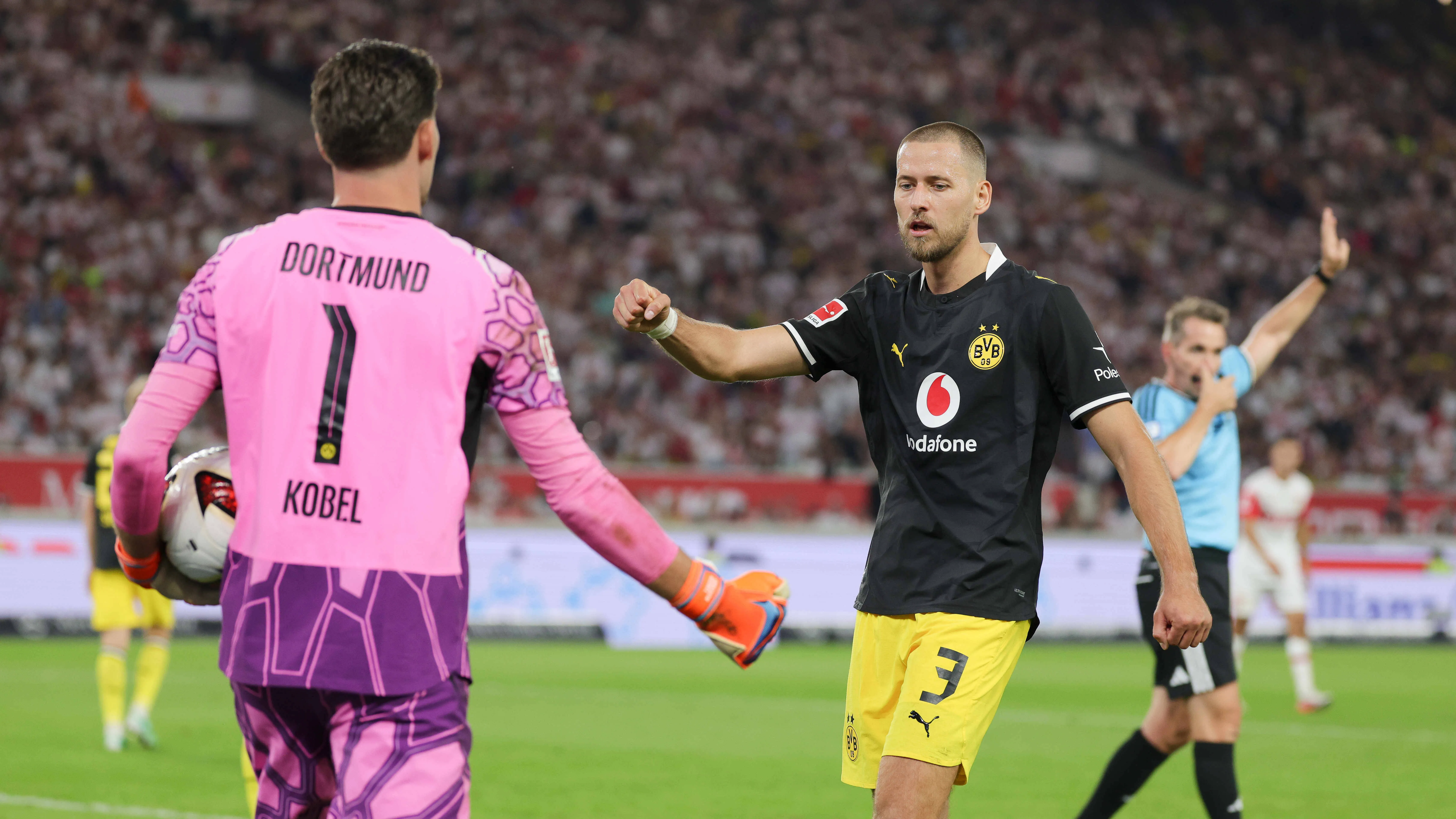Kobel e Anton se cumprimentam em jogo do Borussia Dortmund