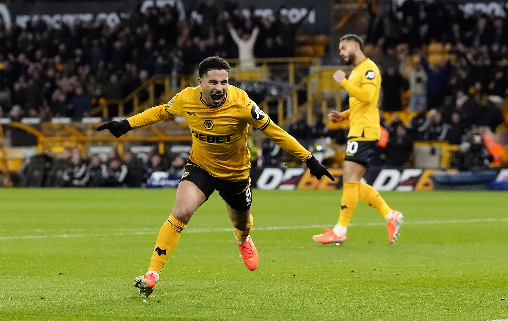 Jo&atilde;o Gomes vibra com o gol de honra do Wolverhampton contra o Fulham (Foto: IconSport)