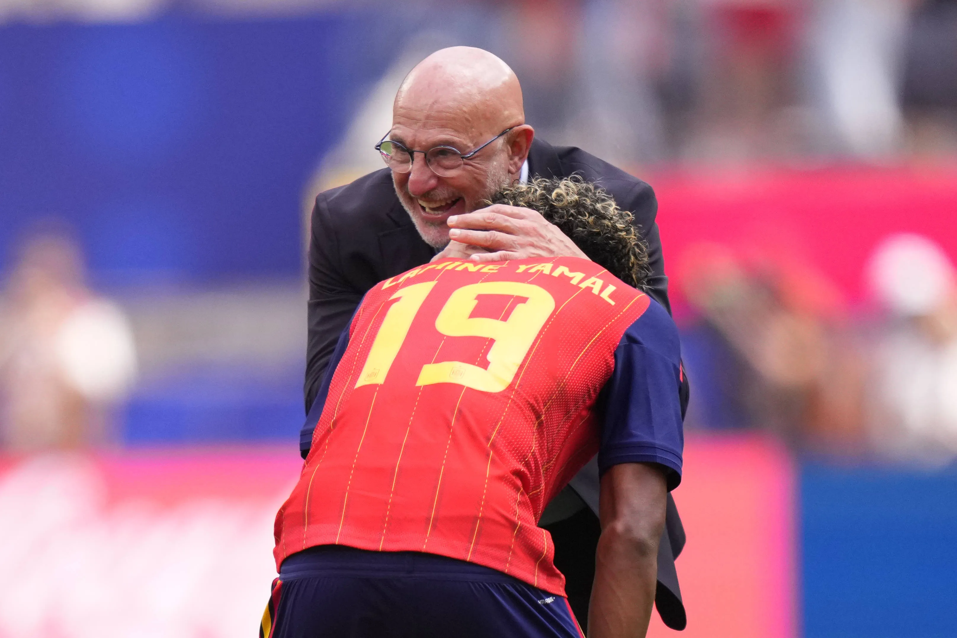Luis de la Fuente abraça Yamal em partida da seleção espanhola