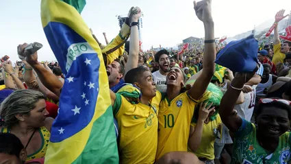 Copacabana teve muita festa depois dos p&ecirc;naltis (AP Photo/Silvia Izquierdo)