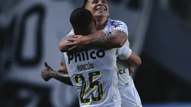 Sob olhares de pai de santo e com show da torcida, Santos goleia o Vasco na Vila