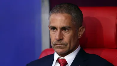 Alb&acirc;nia de Sylvinho sofre do pr&oacute;prio veneno contra a Espanha, mas sai de cabe&ccedil;a erguida