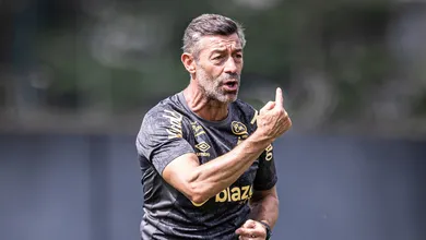 Iminente chegada de Tiquinho ao Santos faz Caixinha colocar atacante no mercado