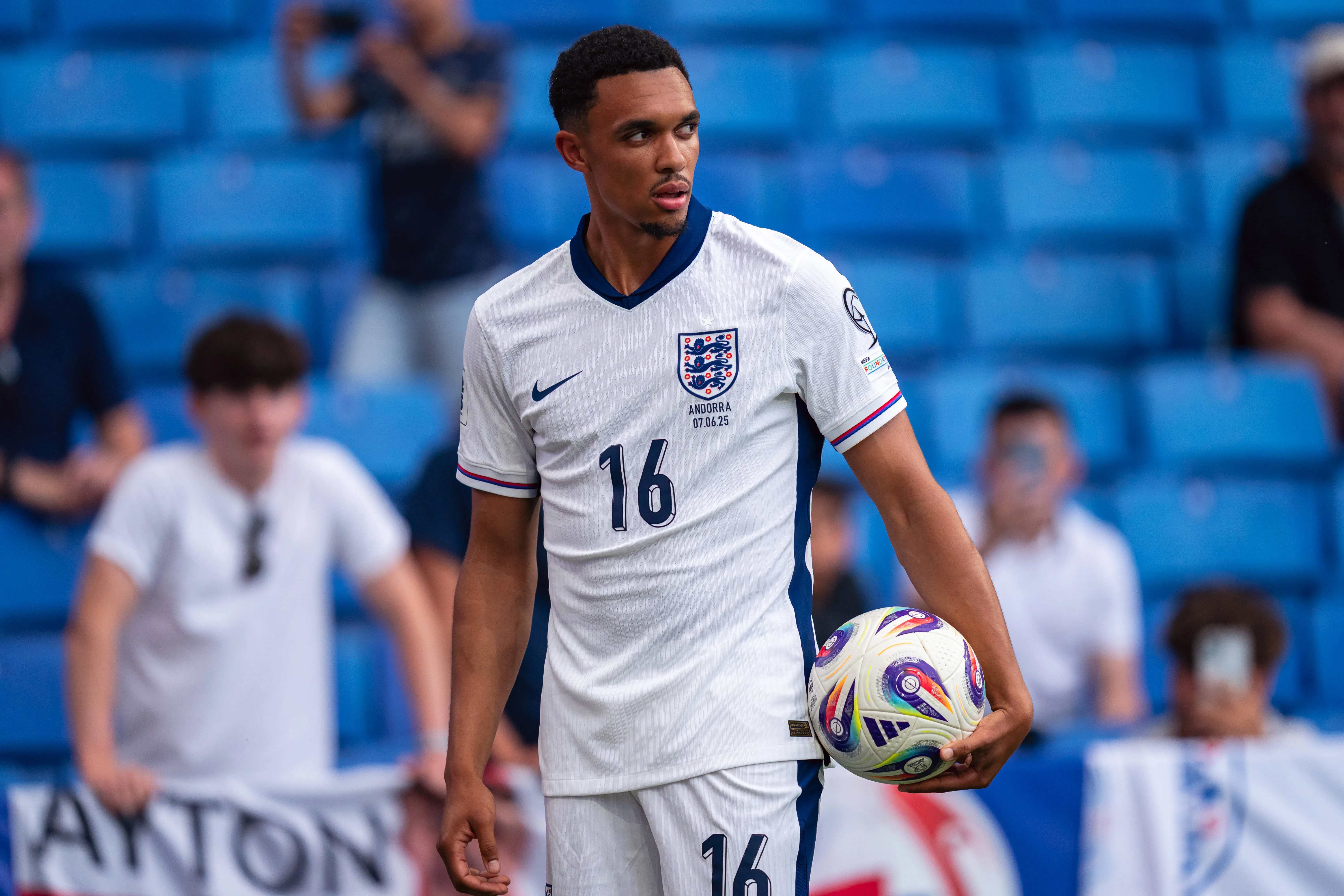 Alexander-Arnold em ação pela seleção inglesa