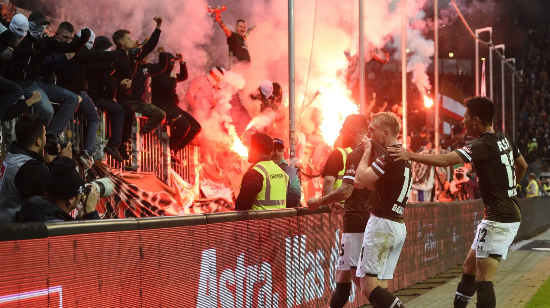O Millerntor ardeu como nunca: pela primeira vez desde 1960, o St. Pauli venceu o d&eacute;rbi em casa