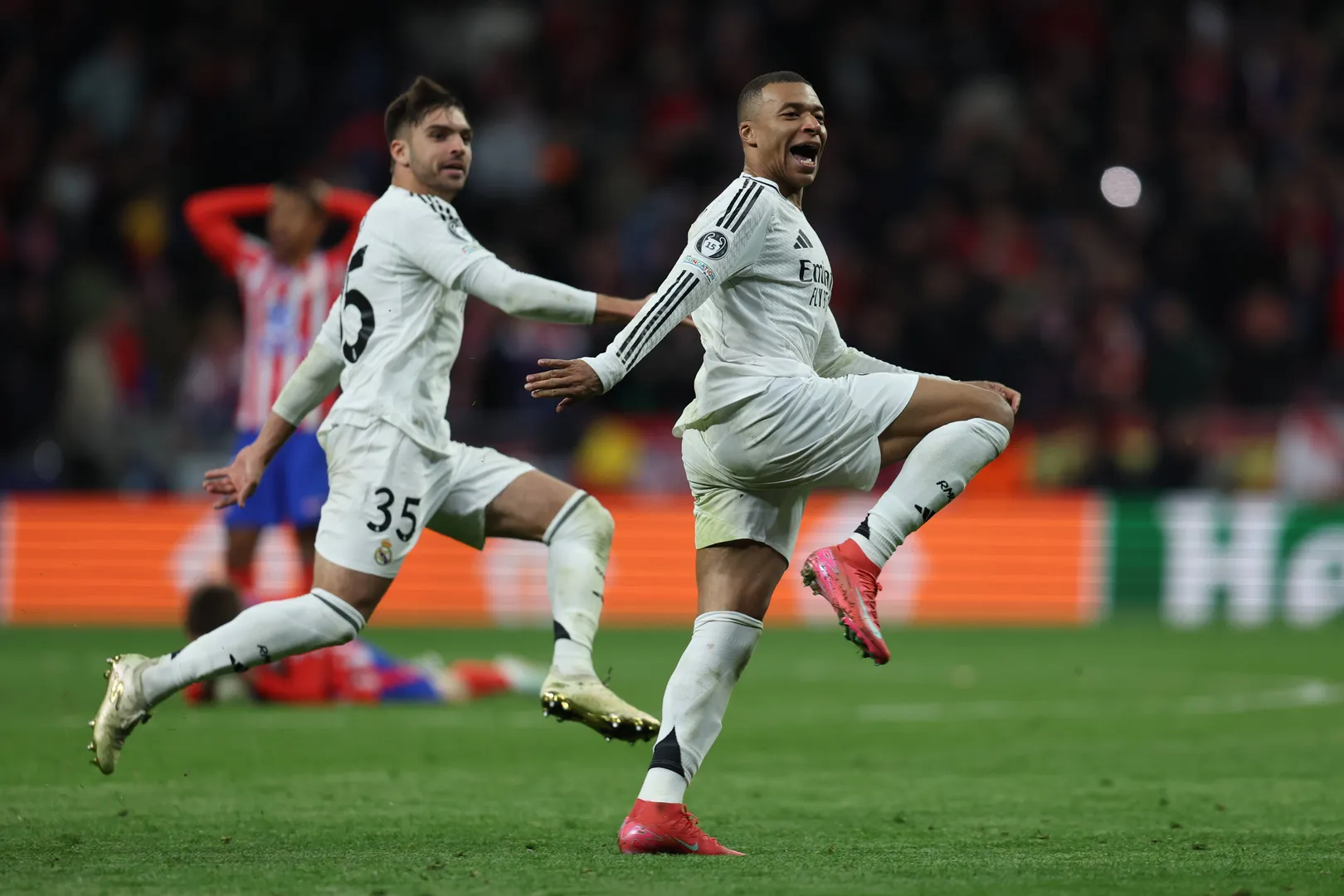 Mbapp&eacute; e Asencio comemoram classifica&ccedil;&atilde;o do Real Madrid