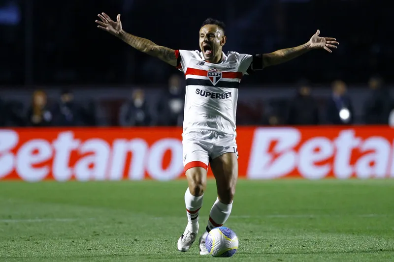 Rafinha, em a&ccedil;&atilde;o pelo S&atilde;o Paulo contra o Atl&eacute;tico-MG