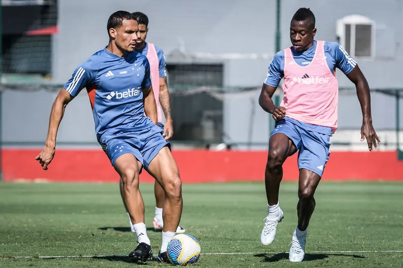 Muito criticados no Cruzeiro, Neris (esq.) e Palacios (dir.) receberam oportunidades nos &uacute;ltimos jogos por suspens&otilde;es de titulares 