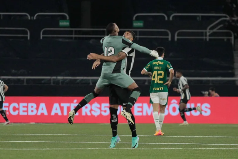 Goleiro John e zagueiro Barboza comemoram vit&oacute;ria do Botafogo sobre o Palmeiras