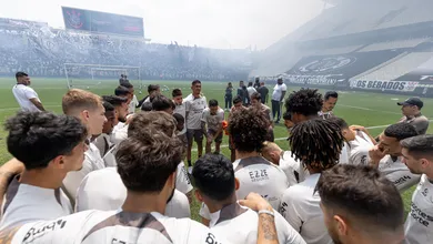 Chance de t&iacute;tulo, mas tamb&eacute;m de queda: dirigente tenta unir Corinthians em meio a montanha-russa