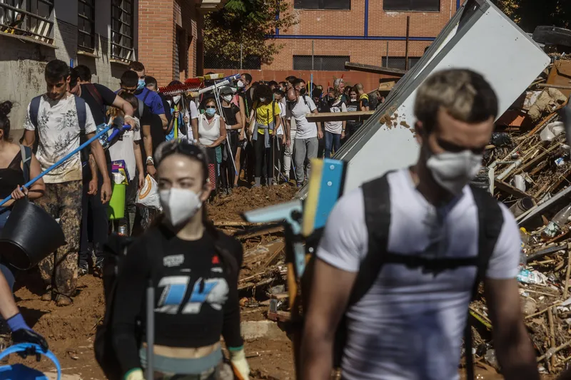 Volunt&aacute;rios civis interv&eacute;m nas ruas de Val&ecirc;ncia