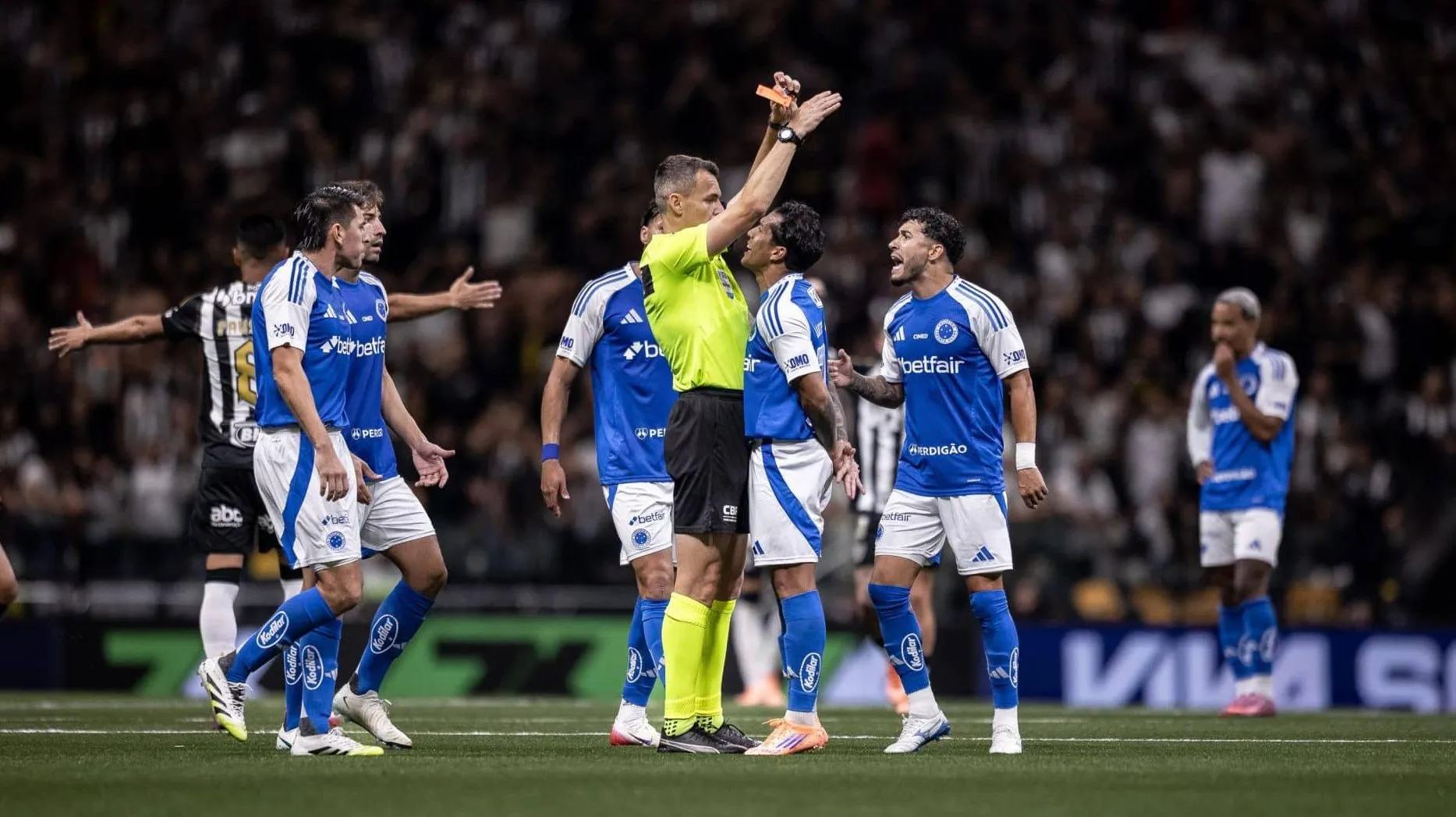 Cl&aacute;ssico Atl&eacute;tico x Cruzeiro &eacute; movimentado, mas apenas pelos motivos errados