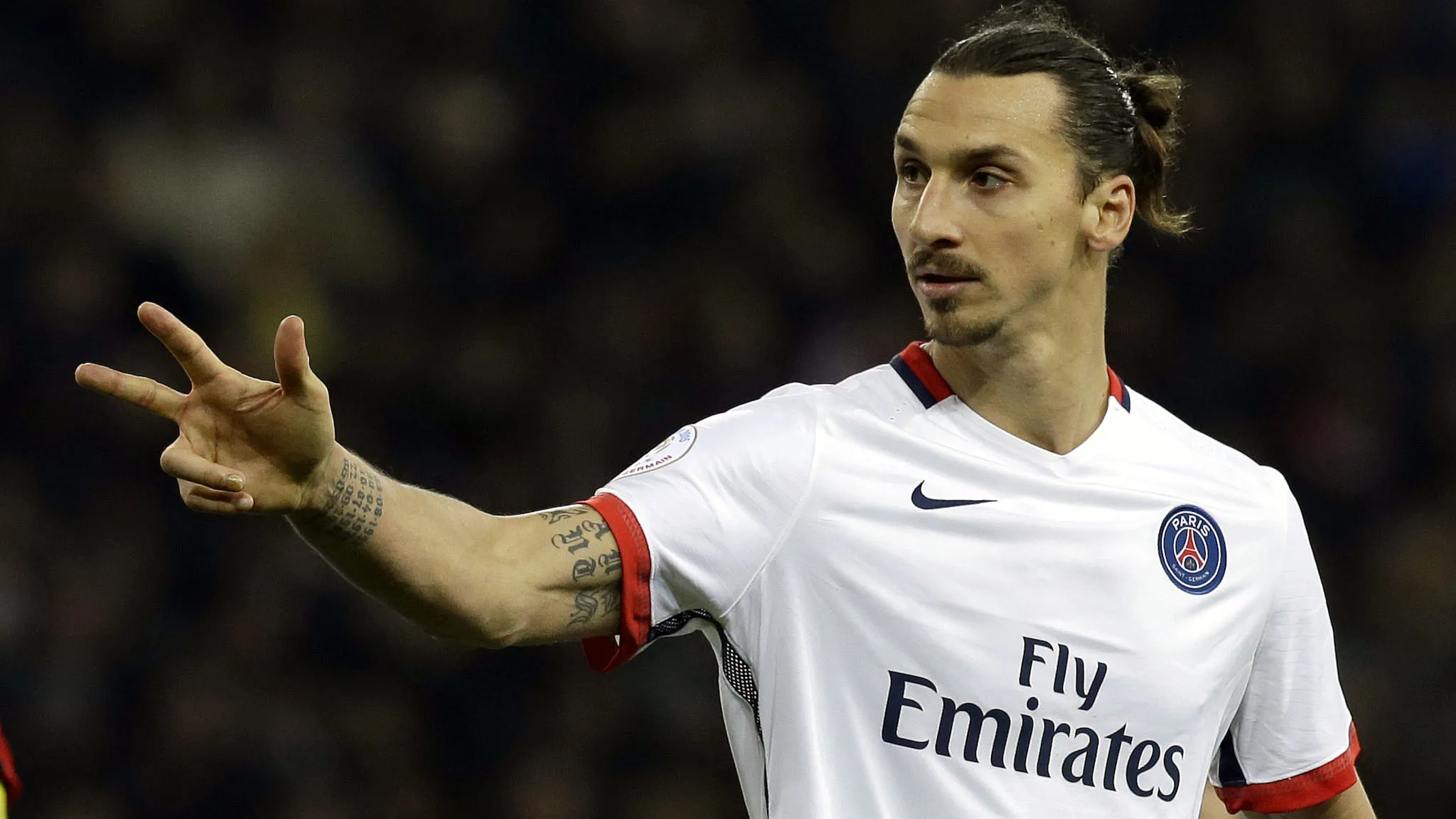Ibrahimovic na Inglaterra? Ele diz que h&aacute; interessados e abre a possibilidade