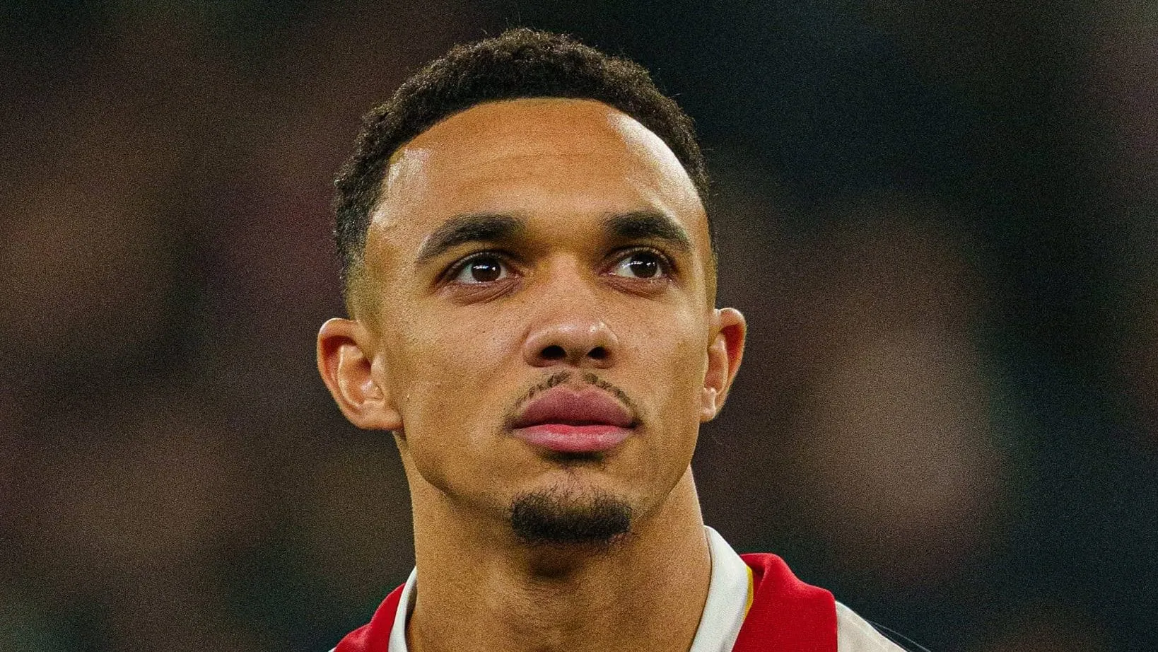 Persona non grata em Liverpool demonstra preocupa&ccedil;&atilde;o sobre futuro de Alexander-Arnold