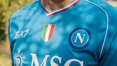O Napoli celebra o Scudetto com as cores da It&aacute;lia nos detalhes de sua nova camisa