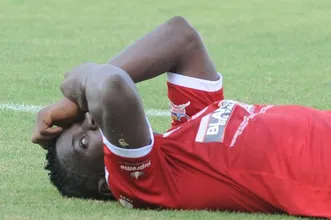 Torcedores do Am&eacute;rica de Cali invadem o campo durante derrota e jogo &eacute; interrompido