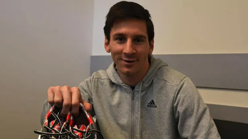 Messi n&atilde;o esqueceu seu bairro de inf&acirc;ncia, e quem saiu ganhando foi um rapaz de Rosario