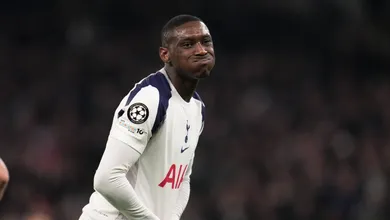 Tottenham paga caro pela ida, mas vit&oacute;ria em queda para o Atl&eacute;tico soa como sopro de esperan&ccedil;a