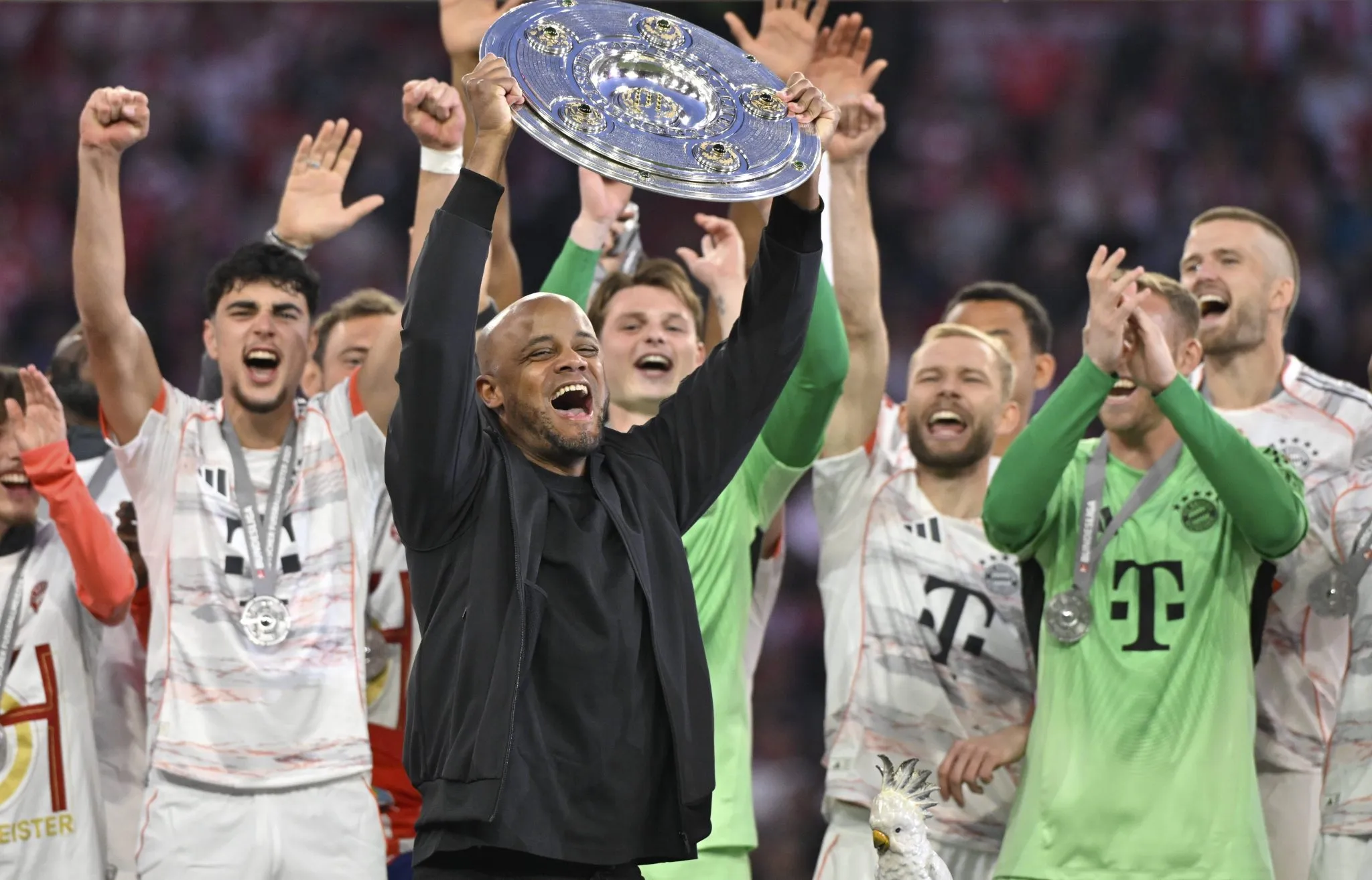 Kompany ergue o trof&eacute;u de campe&atilde;o da Bundesliga