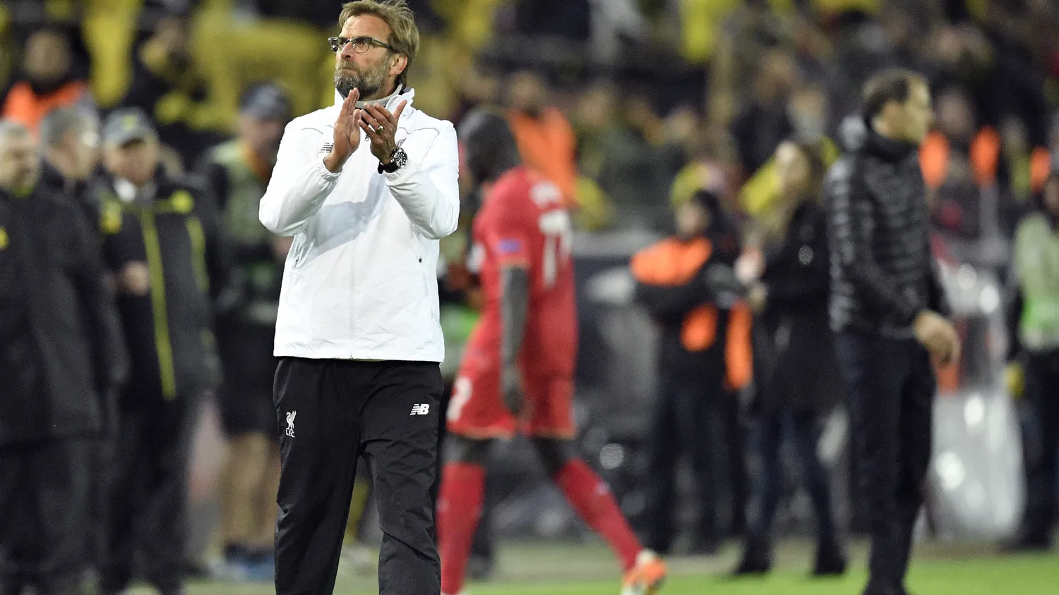 Torcidas de Liverpool e Dortmund uniram-se para cantar em uma &uacute;nica voz e saudar Klopp